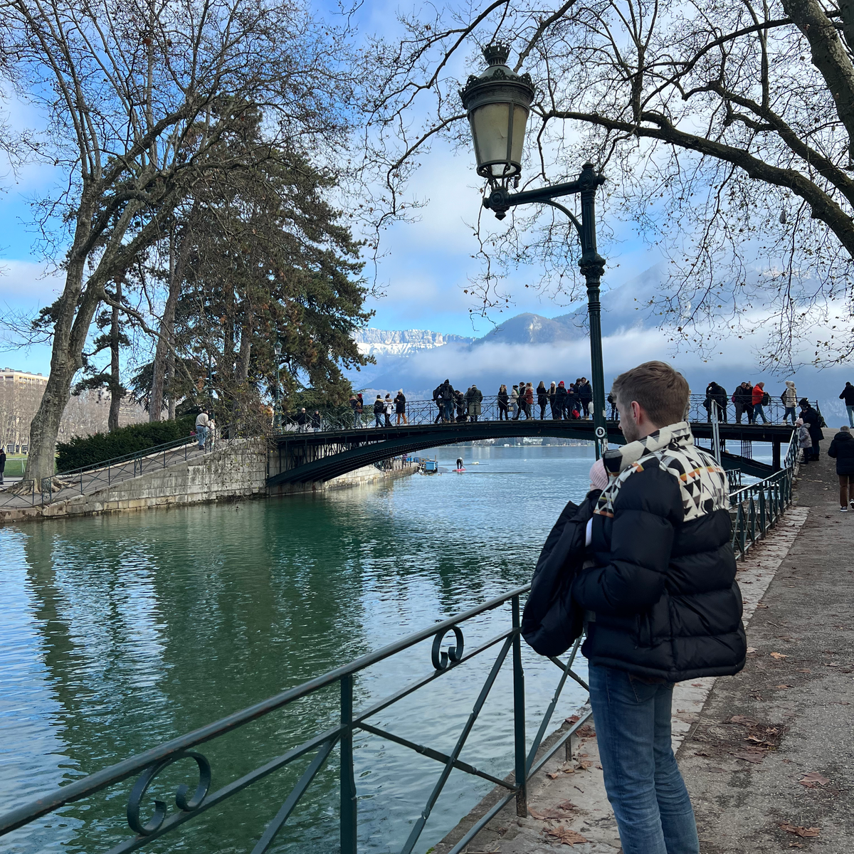GENEVA CHRISTMAS MARKET ITINERARY Annecy man overlooking river