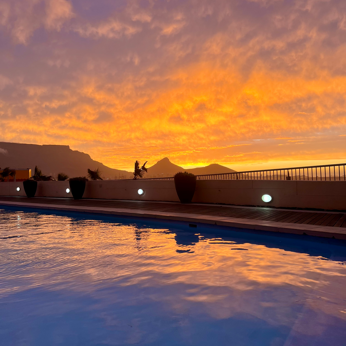 BEST THINGS TO DO IN CAPE TOWN sunset and table mountain