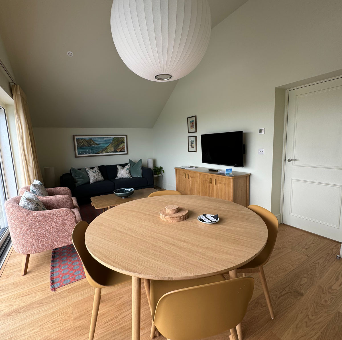 5 DAYS IN CORNWALL Living room in cottage