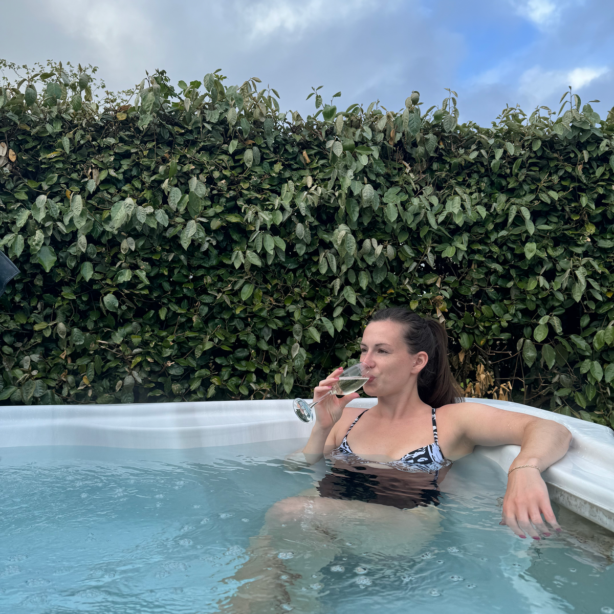 5 DAYS IN CORNWALL woman in hot tub