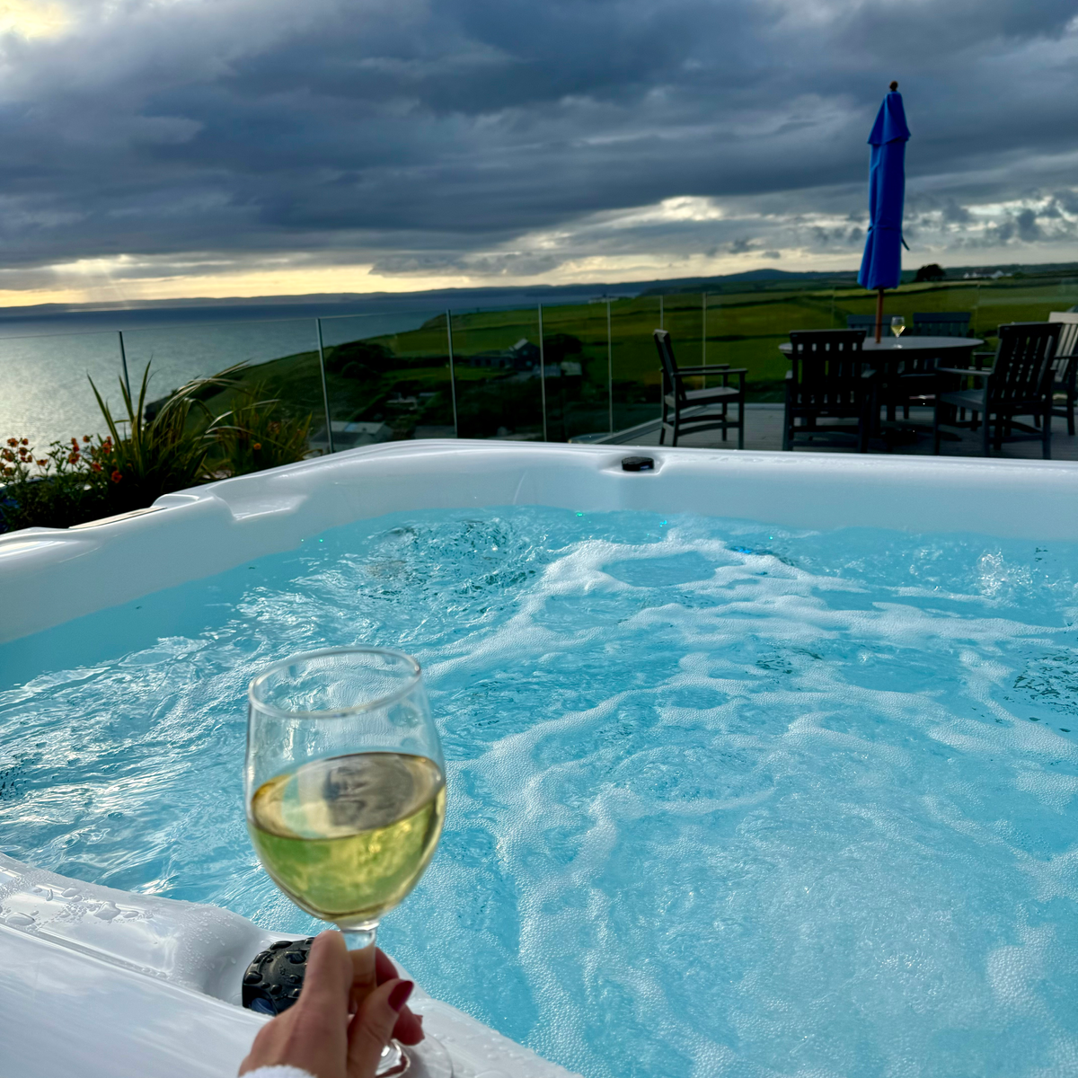 5 DAYS IN CORNWALL hot tub and wine